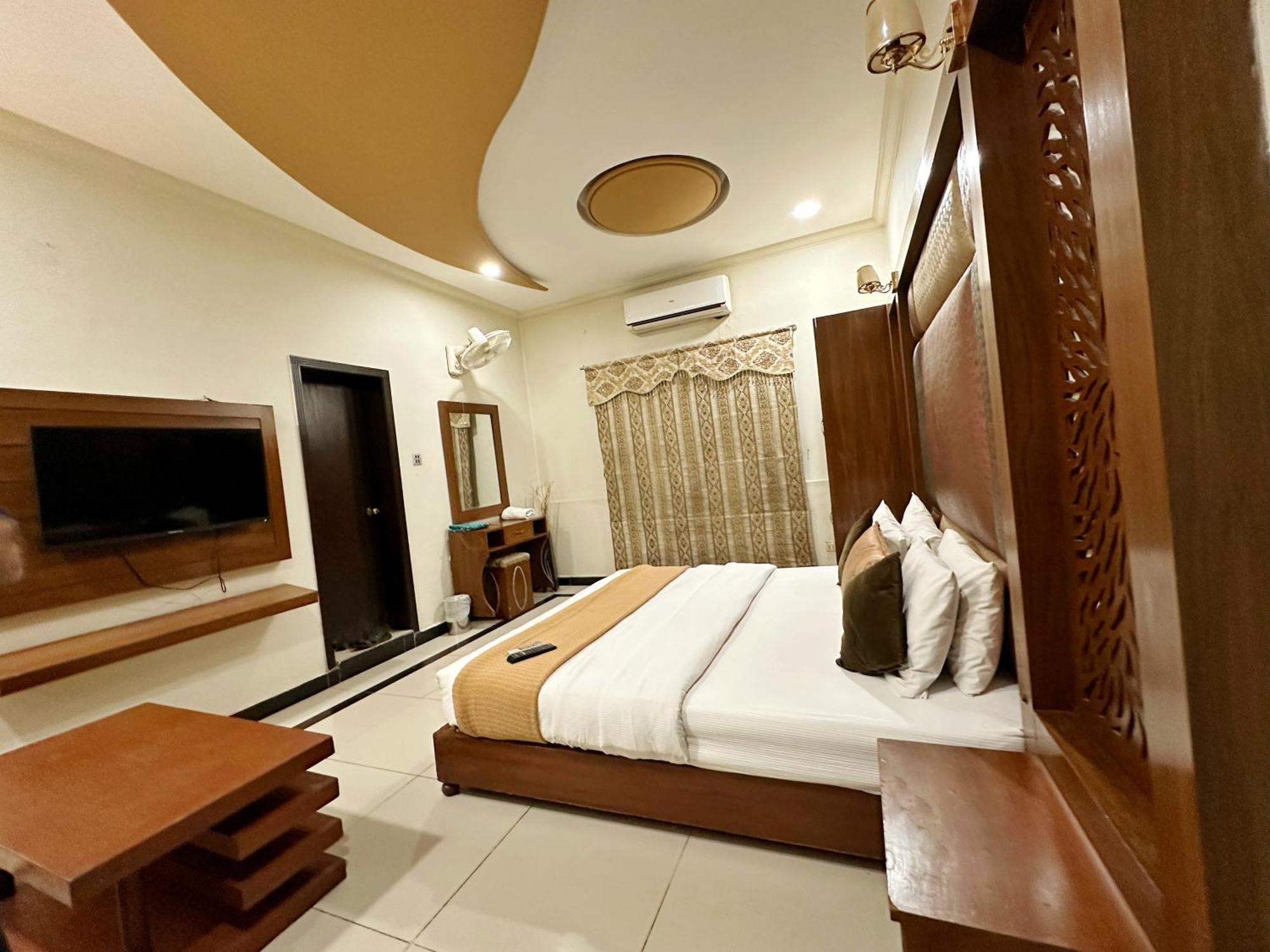 The Grand Hotel Multan Exterior foto